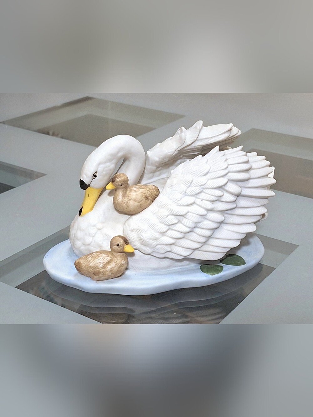 Vintage HOMCO Home Interiors Swan & her babies (cygnets) porcelain figurine #142